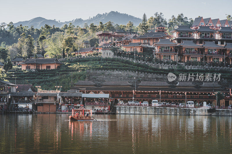 泰国北部湄宏山的Ban Rak Thai村